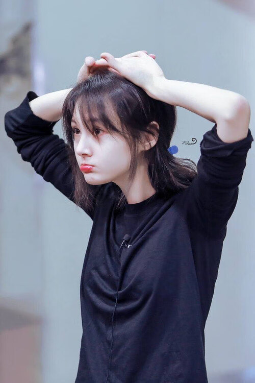 李恩:凭借出色的视野和精准传球,他提升了全黑队进攻效率,李恩壁因一件球衣爆红